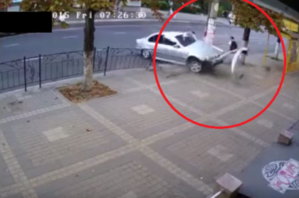 A scapat ca prin urechile acului: Cum un baiat a ramas teafar, desi o masina merge cu viteza spre el si se accidenteaza la doar un metru distanta - VIDEO A scapat ca prin urechile acului: Cum un baiat a ramas teafar, desi o masina merge cu viteza spre el si se accidenteaza la doar un metru distanta - VIDEO