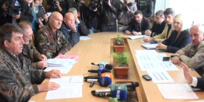 Protest in fata ministerului Mediului: Replici acide intre presedintele Societatii Vanatorilor si Pescarilor si ministrul Munteanu: "Nu sunteti educatorul meu" "Aceasta e abator, nu vanatoare" Protest in fata ministerului Mediului: Replici acide intre presedintele Societatii Vanatorilor si Pescarilor si ministrul Munteanu: "Nu sunteti educatorul meu" "Aceasta e abator, nu vanatoare"