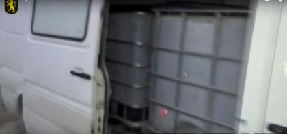 Tone de alcool, de peste 100 mii de lei si fara acte de provenienta, depistate de politisti. Soferul de 18 ani transporta cisternele din Chisinau - VIDEO