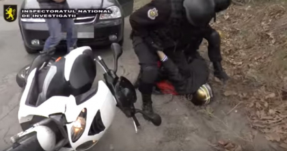 Momentul in care cei 4 moldoveni care au furat aproape un milion de euro dintr-o casa din Cipru sunt RETINUTI de politie - VIDEO Momentul in care cei 4 moldoveni care au furat aproape un milion de euro dintr-o casa din Cipru sunt RETINUTI de politie - VIDEO