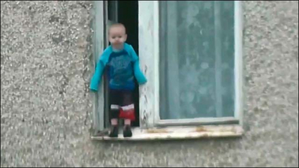 Copil mic, surprins pe pervazul unei ferestre de la inaltime. Ce s-a intamplat mai departe - VIDEO Copil mic, surprins pe pervazul unei ferestre de la inaltime. Ce s-a intamplat mai departe - VIDEO