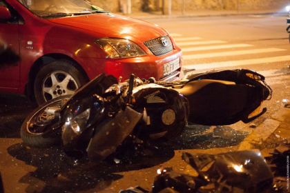 O masina si o motocicleta s-au ciocnit VIOLENT in centrul capitalei - GALERIE FOTO O masina si o motocicleta s-au ciocnit VIOLENT in centrul capitalei - GALERIE FOTO