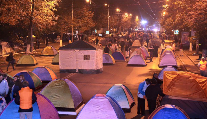 Prima etapa a "planului B". Usatii si Dodon au BLOCAT bulevardul Stefan cel Mare cu noi corturi: "Este legal" - VIDEO/GALERIE FOTO
