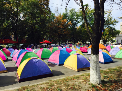 LIVE VIDEO/GALERIE FOTO - Dodon si Usatii si-au extins oraselul pe carosabil bulevardului Stefan cel Mare. "N-ar fi fost cultural sa calcam gazonul". Cum arata artera principala a orasului, impanzita de corturi LIVE VIDEO/GALERIE FOTO - Dodon si Usatii si-au extins oraselul pe carosabil bulevardului Stefan cel Mare. "N-ar fi fost cultural sa calcam gazonul". Cum arata artera principala a orasului, impanzita de corturi
