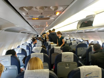 FOTO - Cursa Chisinau-Londra, deviata pe un alt aeroport din cauza cetii. Oamenii, "extrem de nemultumiti" pentru ca nu li se spune nimic: "Asteptam de 3 ore" FOTO - Cursa Chisinau-Londra, deviata pe un alt aeroport din cauza cetii. Oamenii, "extrem de nemultumiti" pentru ca nu li se spune nimic: "Asteptam de 3 ore"