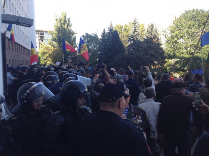 FOTO - Un grup de manifestanti din PMAN au protestat la Parlament. Intrarea in cladire, PAZITA cu strasnicie. Manifestantii le-au pus flori in piept carabinierilor