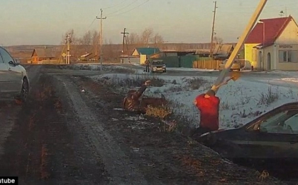 Tragicomedie in Rusia. Un sofer sicanat in trafic este atacat cu cutitul, dar se apara cu o lopata Tragicomedie in Rusia. Un sofer sicanat in trafic este atacat cu cutitul, dar se apara cu o lopata