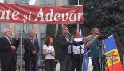 Provocatori in PMAN? O parte din manifestanti s-au intors sa protesteze in fata Guvernului: "Si acum ce facem?". Andrei Nastase: "Un grup de provocatori ne indeamna sa intram in Guvern" Provocatori in PMAN? O parte din manifestanti s-au intors sa protesteze in fata Guvernului: "Si acum ce facem?". Andrei Nastase: "Un grup de provocatori ne indeamna sa intram in Guvern"