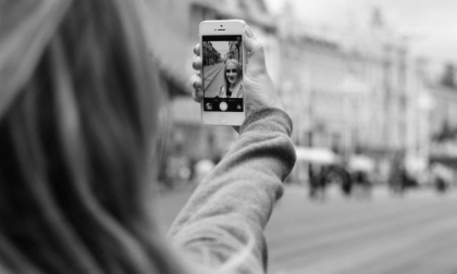 Politia a arestat 3 persoane dupa ce si-au facut un selfie! Ce se afla in poza