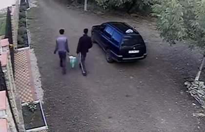 Doi minori, prinsi dupa ce au furat un portofel cu bani dintr-o masina. Vezi ce au cumparat tinerii pe banii furati - VIDEO Doi minori, prinsi dupa ce au furat un portofel cu bani dintr-o masina. Vezi ce au cumparat tinerii pe banii furati - VIDEO