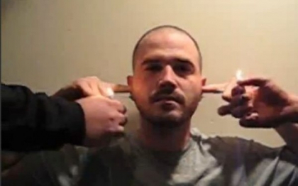 Experimente cu petardele, partea a doua. Reactia unui tanar care si-a pus pocnitori in urechi. VIDEO Experimente cu petardele, partea a doua. Reactia unui tanar care si-a pus pocnitori in urechi. VIDEO
