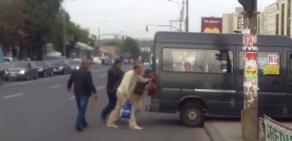 Un microbuz de ruta, BLOCAT pe trotuar: Pasagerii s-au dat jos si au inceput sa impinga vehicolul - VIDEO