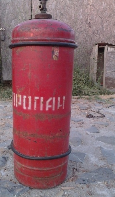 Un sofer a ramas fara masina dupa ce aceasta i-a ars mai mult de 50%, in urma unui incendiu provocat de la o butelie cu gaz