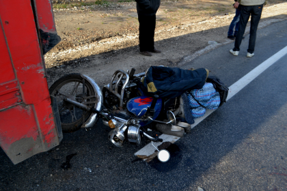 Grav accident in raionul Rascani: Un barbat a intrat cu motocicleta intr-un camion. VIDEO