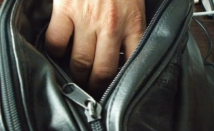 Atentie, se cauta HOTUL! Un barbat ar fi furat o geanta unei femei si a fugit. Imagini de pe camera de supraveghere - VIDEO Atentie, se cauta HOTUL! Un barbat ar fi furat o geanta unei femei si a fugit. Imagini de pe camera de supraveghere - VIDEO