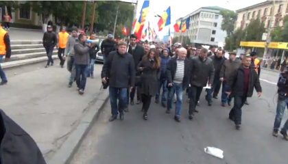 Protest in fata CNA. "Dle Chetraru, cine ne-a furat statul", "Unde-i miliardul" - FOTO Protest in fata CNA. "Dle Chetraru, cine ne-a furat statul", "Unde-i miliardul" - FOTO