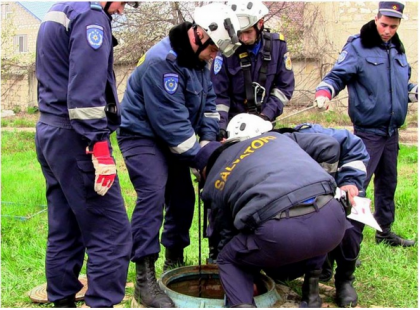 Doi barbati, salvati dintr-o fantana adanca de 15 metri. Au intrat sa scoata o galeata cazuta, dar nu am mai reusit sa iasa fara ajutorul salvatorilor