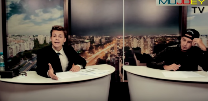 Situatia din tara, IRONIZATA de doi tineri intr-un clip video: "Sa spunem la guvern Davay Dasvidaniya" - VIDEO Situatia din tara, IRONIZATA de doi tineri intr-un clip video: "Sa spunem la guvern Davay Dasvidaniya" - VIDEO