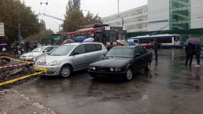 Iresponsabilitate maxima si un ambuteiaj de groaza: CUM si-a parcat BMW-ul un sofer, blocand mai mult de 10 troleibuze pe strada Calea Iesilor - FOTO