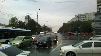 Ultima ora! Un troleibuz, implicat in accident, a BLOCAT traficul intr-un sector din capitala - FOTO Ultima ora! Un troleibuz, implicat in accident, a BLOCAT traficul intr-un sector din capitala - FOTO