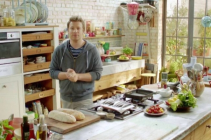 Bucatari celebri - Jamie Oliver. Prepara un chec savuros, fara coacere, cu nuci si fistic

