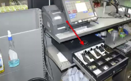 Doi tineri din capitala, RETINUTI: Ar fi furat peste 100 de mii de lei dintr-un safeu de la o statie peco - VIDEO Doi tineri din capitala, RETINUTI: Ar fi furat peste 100 de mii de lei dintr-un safeu de la o statie peco - VIDEO