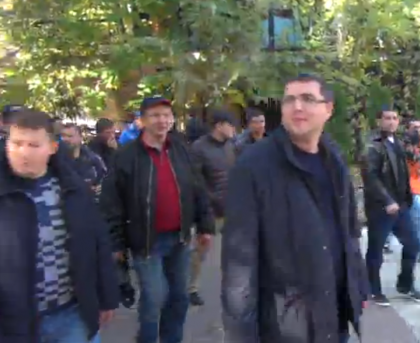 LIVE VIDEO/FOTO - Protestatarii SUPRAVEGHEAZA iesirile din Parlament. Usatii: "Avem un sobolan, pe care trebuie sa-l prindem. Multumesc paza lui Filat pentru informatii". Dodon: "Azi trebuie scos din Parlament cu catuse pe maini" LIVE VIDEO/FOTO - Protestatarii SUPRAVEGHEAZA iesirile din Parlament. Usatii: "Avem un sobolan, pe care trebuie sa-l prindem. Multumesc paza lui Filat pentru informatii". Dodon: "Azi trebuie scos din Parlament cu catuse pe maini"