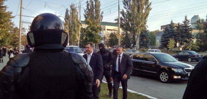 Ultima ora! Vlad Filat, ESCORTAT la Centrul National Anticoruptie - FOTO Ultima ora! Vlad Filat, ESCORTAT la Centrul National Anticoruptie - FOTO