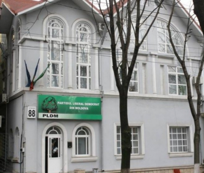 Perchezitii la casa lui Vlad Filat si la sediul PLDM: Ofiterii si procurorii CNA sunt acolo Perchezitii la casa lui Vlad Filat si la sediul PLDM: Ofiterii si procurorii CNA sunt acolo