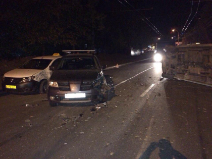 Microbuz rasturnat: Trei masini, printre care un taxi, implicate intr-un accident la Botanica - FOTO Microbuz rasturnat: Trei masini, printre care un taxi, implicate intr-un accident la Botanica - FOTO