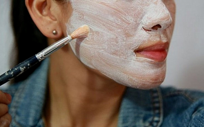 In cautarea stralucirii. Cum au ajuns unele femei sa foloseasca inalbitor ca tratament facial
