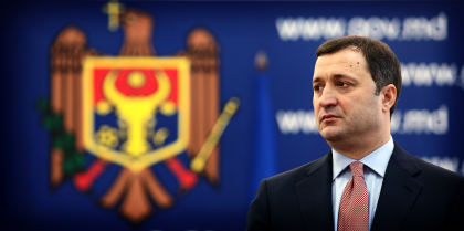 Judecatoria Buiucani decide daca Filat ramane sau nu in arest. Mai multi deputati PLDM au venit sa-l sustina pe fostul premier Judecatoria Buiucani decide daca Filat ramane sau nu in arest. Mai multi deputati PLDM au venit sa-l sustina pe fostul premier