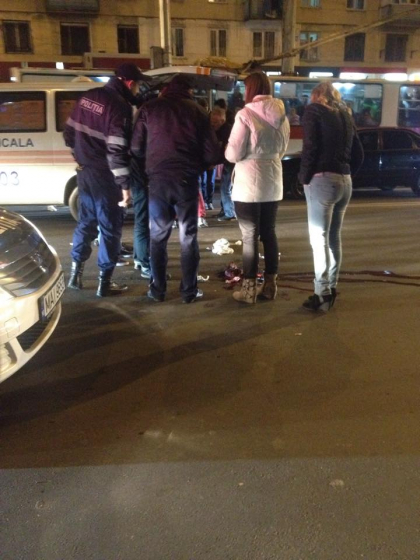 GALERIE FOTO - Un pieton, lovit de un taxi pe strada Kiev din capitala. Martor: Traversa regulamentar, a pierdut mult sange