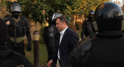 Vlad Filat, adus de mascatii CNA la judecatoria Buiucani