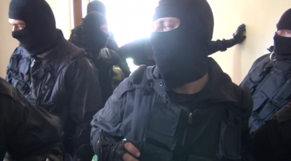 Judecatorul se afla in deliberare. Avocatul si procurorul au iesit de la sedinta de judecata