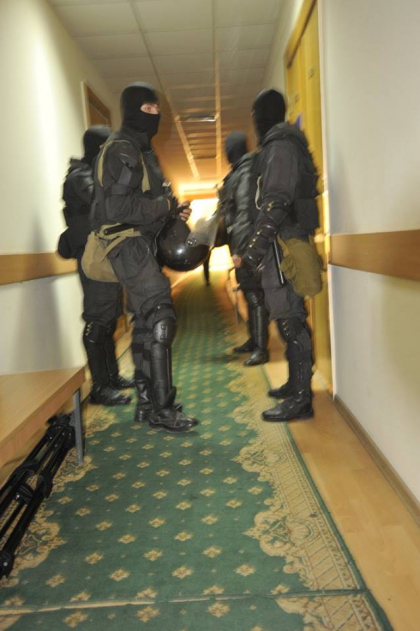 Mascatii au alungat jurnalistii de langa sala de judecata. CNA: "Sala in care va fi pronuntata decizia este foarte mica" Mascatii au alungat jurnalistii de langa sala de judecata. CNA: "Sala in care va fi pronuntata decizia este foarte mica"