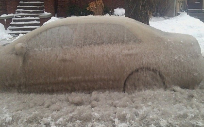 "Vortexul polar" a acoperit cu gheata masina unui american. Cum si-a gasit automobilul "Vortexul polar" a acoperit cu gheata masina unui american. Cum si-a gasit automobilul