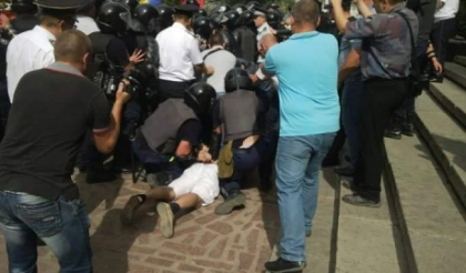Dosarul violentelor din timpul protestelor din 6 septembrie, trimis in judecata: Petrenco si colegii sai risca pana la 8 ani de inchisoare Dosarul violentelor din timpul protestelor din 6 septembrie, trimis in judecata: Petrenco si colegii sai risca pana la 8 ani de inchisoare