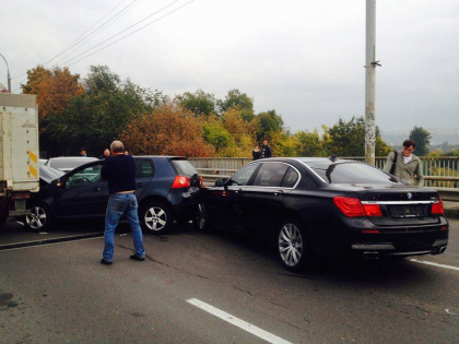 Accident in lant pe viaduct: Cinci masini avariate si un ambuteiaj infernal - FOTO Accident in lant pe viaduct: Cinci masini avariate si un ambuteiaj infernal - FOTO
