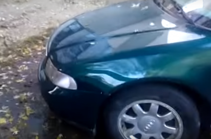 A parcat blocand iesirea dintr-o curte. Dur, dar original: Ce cadou a gasit un sofer pe parbrizul masinii sale - VIDEO A parcat blocand iesirea dintr-o curte. Dur, dar original: Ce cadou a gasit un sofer pe parbrizul masinii sale - VIDEO