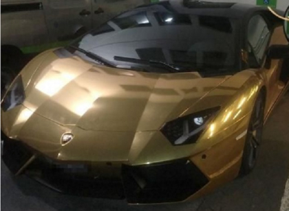 Tupeul fantastic al acestui milionar! Unde si-a parcat Lamborghini-ul de 200.000 de euro placat cu aur. FOTO Tupeul fantastic al acestui milionar! Unde si-a parcat Lamborghini-ul de 200.000 de euro placat cu aur. FOTO