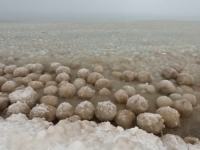 Fenomen neobisnuit pe Lacul Michigan din cauza Vortexului Polar: au aparut bile de gheata
