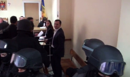 Vlad Filat, PREZENT in sala de judecata: E imbracat in hainele pe care le purta in ziua in care a fost retinut? - FOTO