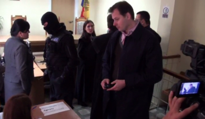 Deputati PLDM au venit la Curtea de Apel sa-l sustina pe Vlad Filat Deputati PLDM au venit la Curtea de Apel sa-l sustina pe Vlad Filat