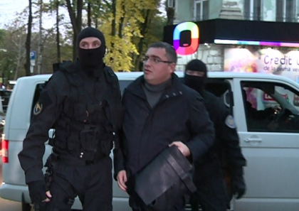 Renato Usatai, escortat de mascatii SIS de la aeroport. Ursachi: "Este dus fortat la Procuratura Generala"