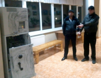 Doi barbati, RETINUTI: Cum au reusit sa fure peste 500 de mii de lei dintr-un bancomat din Edinet - FOTO Doi barbati, RETINUTI: Cum au reusit sa fure peste 500 de mii de lei dintr-un bancomat din Edinet - FOTO