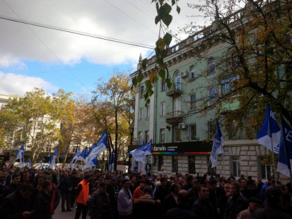 Procurorii cer mandat de arest pentru 30 de zile pentru Usatii: Liderul PN, prezent la sedinta. Sute de sustinatori, in fata institutiei - FOTO Procurorii cer mandat de arest pentru 30 de zile pentru Usatii: Liderul PN, prezent la sedinta. Sute de sustinatori, in fata institutiei - FOTO