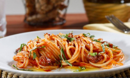 Spaghetti cu carnati italienesti si sos de rosii