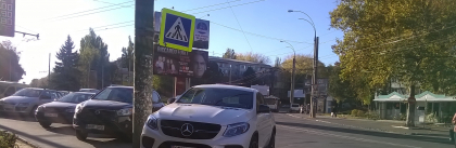 Si pe trotuar, si pe zebra: Cum a fost parcat un Mercedes pe strada Ion Creanga din capitala - GALERIE FOTO Si pe trotuar, si pe zebra: Cum a fost parcat un Mercedes pe strada Ion Creanga din capitala - GALERIE FOTO