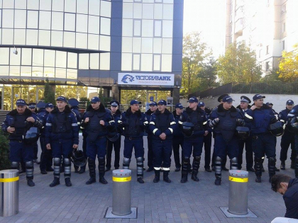Cladirea GBC, unde isi desfasoarea activitatea mai multe firme atribuite lui Plahotniuc, impanzita de politisti - GALERIE FOTO Cladirea GBC, unde isi desfasoarea activitatea mai multe firme atribuite lui Plahotniuc, impanzita de politisti - GALERIE FOTO